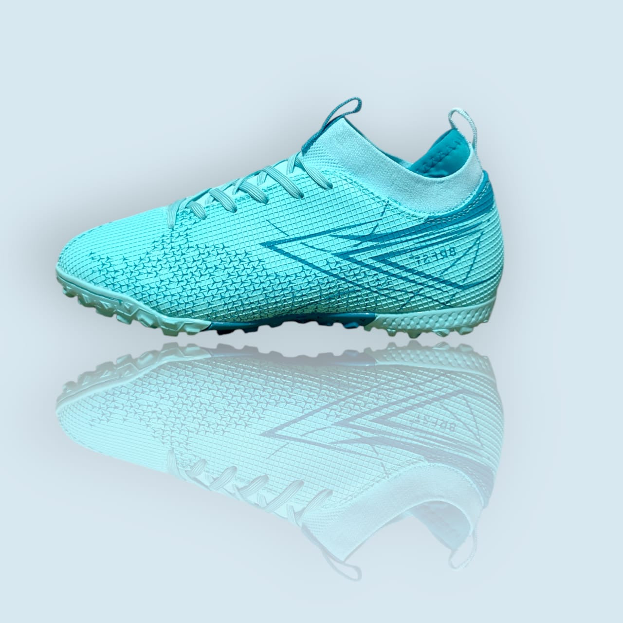 أحدية كرة القدم للمقاسات الصغيرة