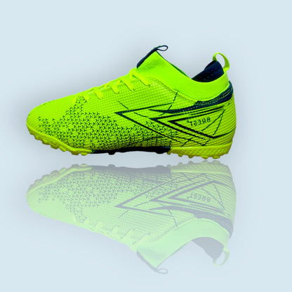 أحدية كرة القدم للمقاسات الصغيرة